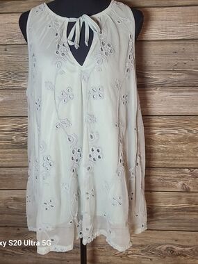 Sleeveless Embroidered Tie-Neck Women’s Top — Light Sage Green